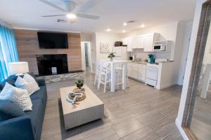 ein Wohnzimmer mit einem blauen Sofa und einer Küche in der Unterkunft Siesta Key Beachside Villas in Sarasota
