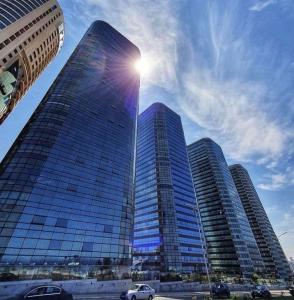 tres edificios altos con el sol brillando sobre ellos en Appart Luxe 5* de 180m² + Vue imprenable sur Oran, en Orán