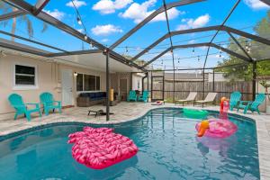 a swimming pool with a pool noodle in the middle at Tropical Haven: Pool, Beach, Sun in St Petersburg