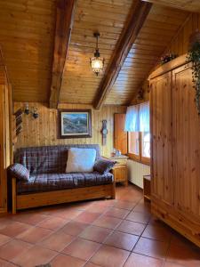- soggiorno con divano in una cabina di Stella Alpina, in Via Medail con vista incantevole sulle Alpi a Bardonecchia