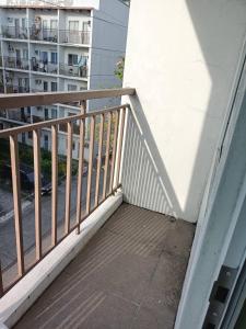 馬尼拉的住宿－Casa De Familia Staycation，通往阳台的楼梯,阳台与大楼相连