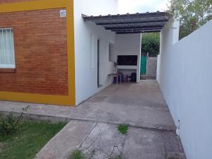 een lege garage met luifel naast een gebouw bij Mi Recreo in Villa Cura Brochero