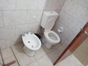 een badkamer met een toilet en een bidet bij Mi Recreo in Villa Cura Brochero +3 foto's