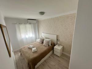 Habitación pequeña con cama y ventana en Apartamento Los Remedios, en Ronda