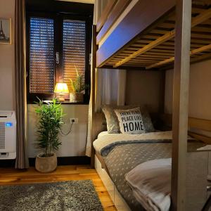 1 dormitorio con litera y maceta en Villa Elezi 2, en Korçë