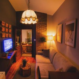 een woonkamer met een bank en een televisie bij Villa Elezi 2 in Korçë