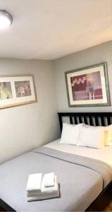 萊克伍德的住宿－The House Hotels - Lark 1，一间卧室配有一张床,上面有两条毛巾