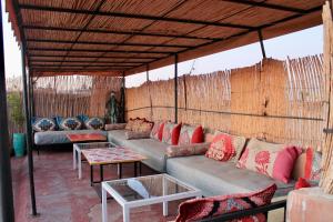 un soggiorno con divani, tavolo e tavolo di Hostel kif kif annex a Marrakech