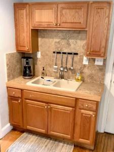 eine Küche mit einer Spüle und einer Kaffeemaschine in der Unterkunft The House Hotels - Lark 2 in Lakewood