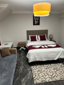 - une chambre avec un grand lit et une lumière jaune dans l'établissement Taksim Rain Suite, à Istanbul