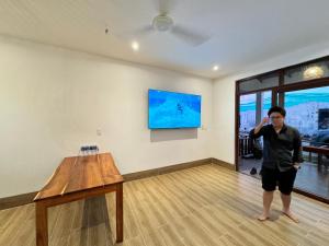 une femme debout dans une pièce vide avec une table dans l'établissement Myhoa Lagoon - Kiting Town, à Phan Rang