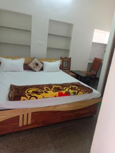 a bedroom with a large bed with a wooden frame at Bhanwar Villa Guest House in Pāl