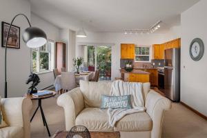 ein Wohnzimmer mit einem Sofa und einer Küche in der Unterkunft Blueberry Hill Premium Area in Whistler