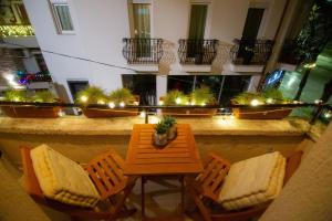 a patio with a table and chairs on a balcony at Villa Elezi 2 in Korçë