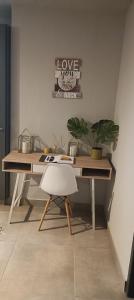 Cette chambre comprend un bureau en bois et une chaise blanche. dans l'établissement Circa unit 91, à Pretoria