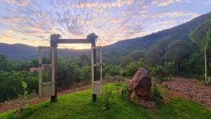 a gate on a hill with a view of a mountain at Cabana valle Pietra Hospedagem sofisticada em Nova Petrópolis in Nova Petrópolis