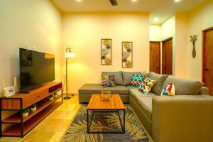 TV a/nebo společenská místnost v ubytování Condo Rosales Beautiful Downtown 2BR-1Ba with pool & rooftop