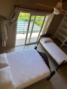 two beds in a room with a window at Dpto 2 dormitorios de Lujo in Bella Vista