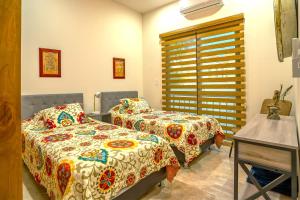 Postel nebo postele na pokoji v ubytování Condo Rosales Beautiful Downtown 2BR-1Ba with pool & rooftop + 32 fotografií