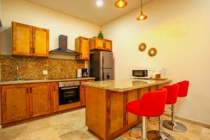 Kuchyň nebo kuchyňský kout v ubytování Condo Rosales Beautiful Downtown 2BR-1Ba with pool & rooftop