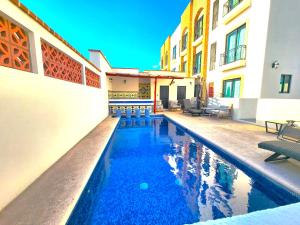 Bazén v ubytování Condo Rosales Beautiful Downtown 2BR-1Ba with pool & rooftop nebo v jeho okolí