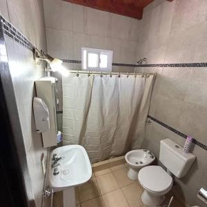 a bathroom with a white toilet and a sink at Dpto 2 dormitorios de Lujo in Bella Vista