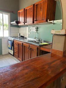 a kitchen with wooden cabinets and a wooden counter top at Dpto 2 dormitorios de Lujo in Bella Vista