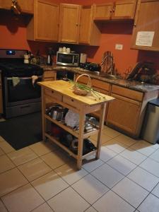 una cocina con una mesa con una cesta. en 5430 Happy Home, en Chicago
