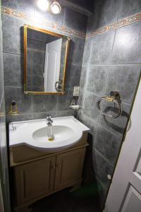 y baño con lavabo y espejo. en Alojamiento Del Bosque en Ushuaia