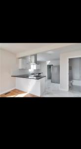 彼得斯堡Cozy newly renovated house的白色的厨房配有炉灶烤箱