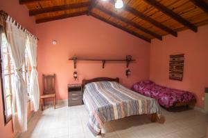 a bedroom with pink walls and a bed in a room at Alojamiento Del Bosque in Ushuaia