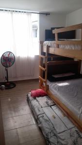 1 dormitorio con 2 literas y ventana en Apartamento Eje Cafetero, en Armenia