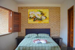 Ap Classic - Pousada Flor da Serra - Mulungu في مولونجو: غرفة نوم بها سرير مع دميتين عليها
