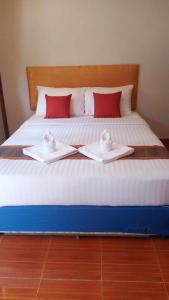 Een bed of bedden in een kamer bij Poonsap Resort