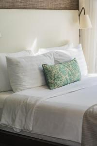 a white bed with a pillow on top of it at FINTUPS SPA in Viña del Mar