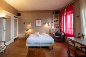 Postel nebo postele na pokoji v ubytování La croix des Rameaux- charming house near Lyon