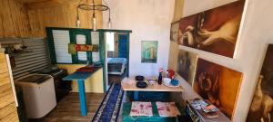 Una habitación con una mesa pequeña en una habitación en Alojamiento Dominga, en Puerto Varas