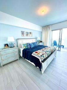 Кровать или кровати в номере Beautiful beachfront apartment