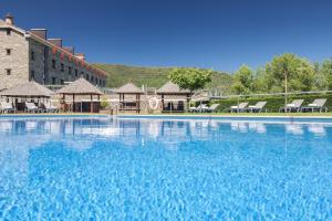 una gran piscina frente a un edificio en Hotel & SPA Monasterio de Boltaña, en Boltaña