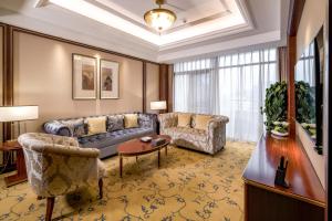 a living room with a couch and a table at 潍坊富华大酒店a座 in Weifang