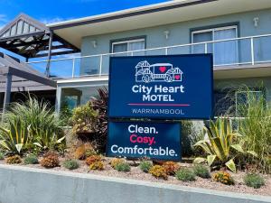 ein Schild für ein Motel im Herzen der Stadt vor einem Gebäude in der Unterkunft City Heart Motel Warrnambool in Warrnambool