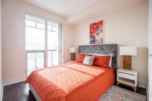 um quarto com uma cama e uma grande janela em GLOBALSTAY Modern Downtown Apartment em Toronto