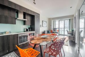 cocina y comedor con mesa y sillas en GLOBALSTAY Modern Downtown Apartment en Toronto
