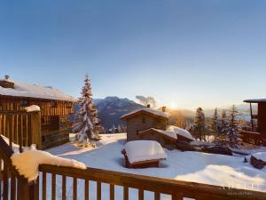 een besneeuwd terras op een hut met de bergen op de achtergrond bij Appartement Montvalezan-La Rosière, 3 pièces, 6 personnes - FR-1-398-661 in Montvalezan