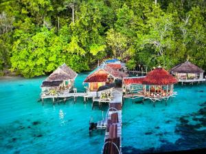 een luchtzicht op een resort in het water bij Yenbainus homestay in Yennanas Besir