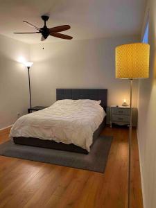 1 dormitorio con 1 cama y ventilador de techo en Beach Gateway Full Kitchen 1 Bedroom Duplex, en Manhattan Beach