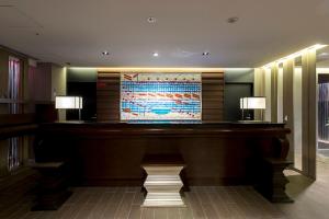 un escenario en un vestíbulo de hotel con dos lámparas en Hotel Grand Bach Kyoto Select en Kioto