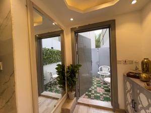 een badkamer met een glazen deur naar een patio bij Riyadh Single Studio in Riyad