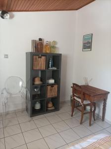 une chambre avec une étagère noire et une table dans l'établissement Chambre cosy et salle d'eau dans maison Mérignac Arlac, à Mérignac