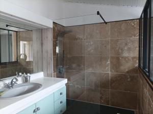Ванная комната в Chambre cosy et salle d'eau dans maison Mérignac Arlac